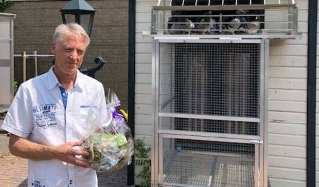 Leen Gouw voor zijn duivenhok.