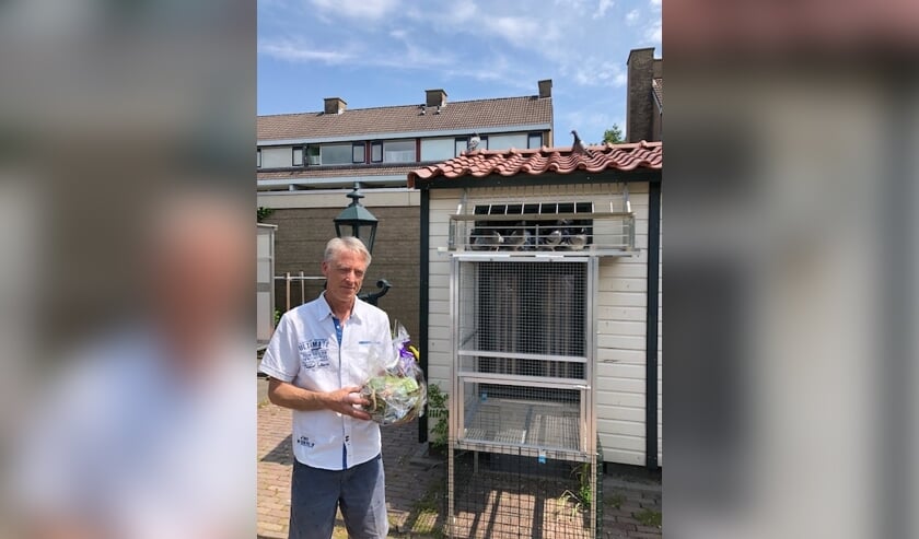 Leen Gouw voor zijn duivenhok.