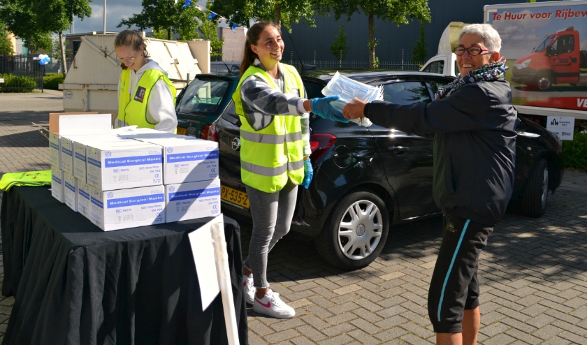 Maria Prooi kreeg mondkapjes voor het Meezingkoor.