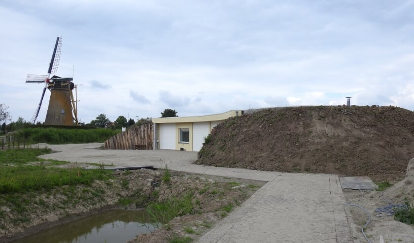 Met vrijwilligers wordt de laatste hand gelegd aan het Bezoekerscentrum Waalbos