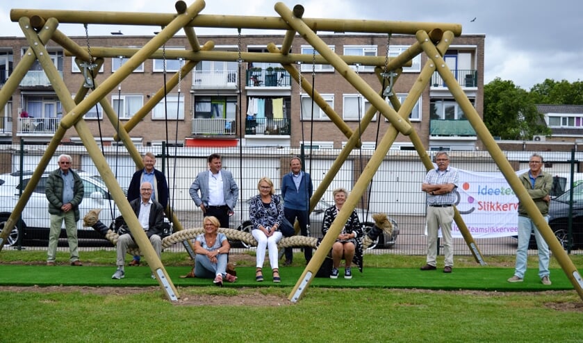 Bestuursleden en sponsors bij de nieuwe Chinese schommel