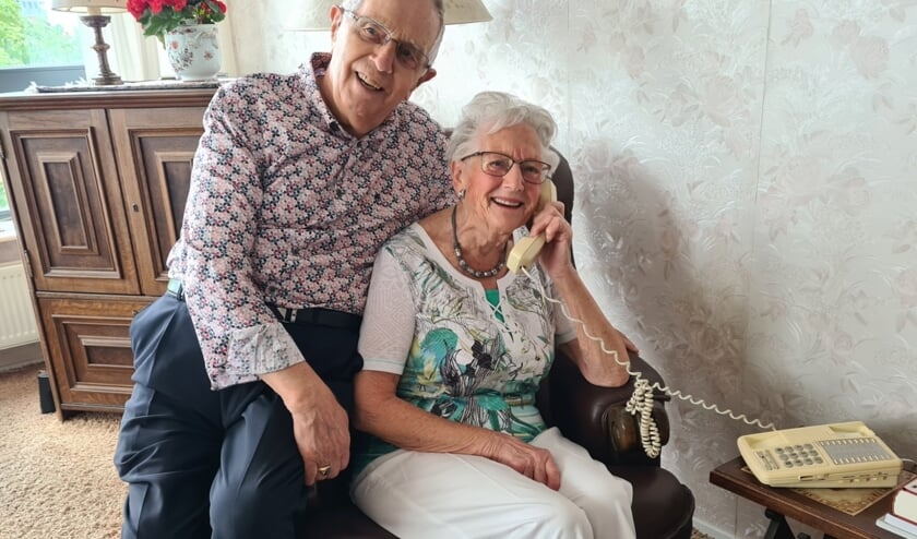 De burgemeester feliciteerde het echtpaar telefonisch.