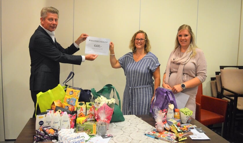 Goed gevulde tasjes voor alle bewoners en een cheque voor Riederborgh