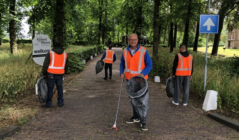 Menno met drie van zijn cliënten in de wijk Rhoon Noord.