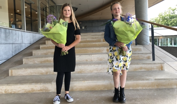 Zoë Luna Brasser en Reese Kuyt ontvingen beiden een grote bos bloemen.