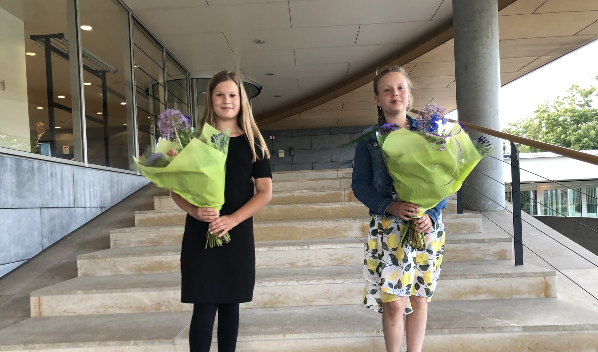 Zoë Luna Brasser en Reese Kuyt ontvingen beiden een grote bos bloemen. 