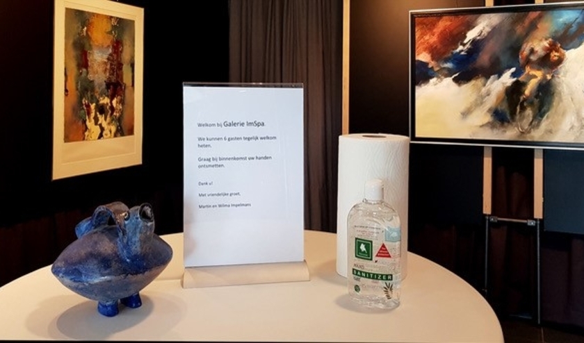 Handen desinfecteren voor bezoek aan de galerie