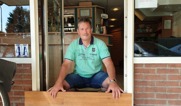 Richard Cleypool plaatst nog één keer de vloedplank voor de deur.