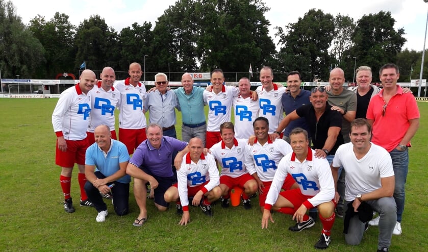 De kampioensselectie van Barendrecht van het seizoen 1998/1998 zaterdag bij DCV in Krimpen. Met staand vijfde van links trainer Ronald Klinkenberg. (Foto: Gert Onnink)