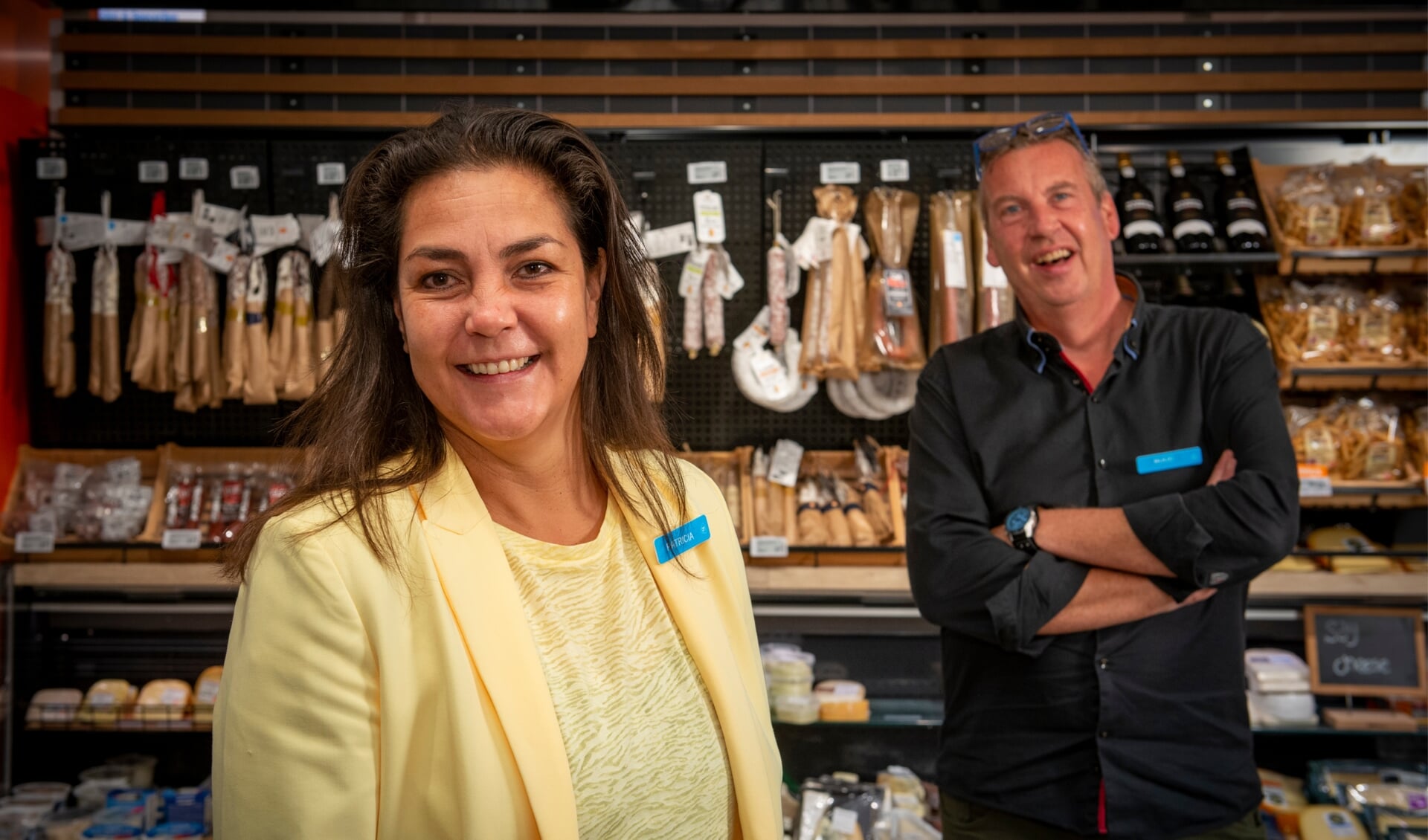 Supermarktmanager Patricia Tamboer en assistent manager Ruud Korpel verheugen zich op de vernieuwde Albert Heijn Hof van Portland. (Foto: Albert Heijn/Dirk Brand)