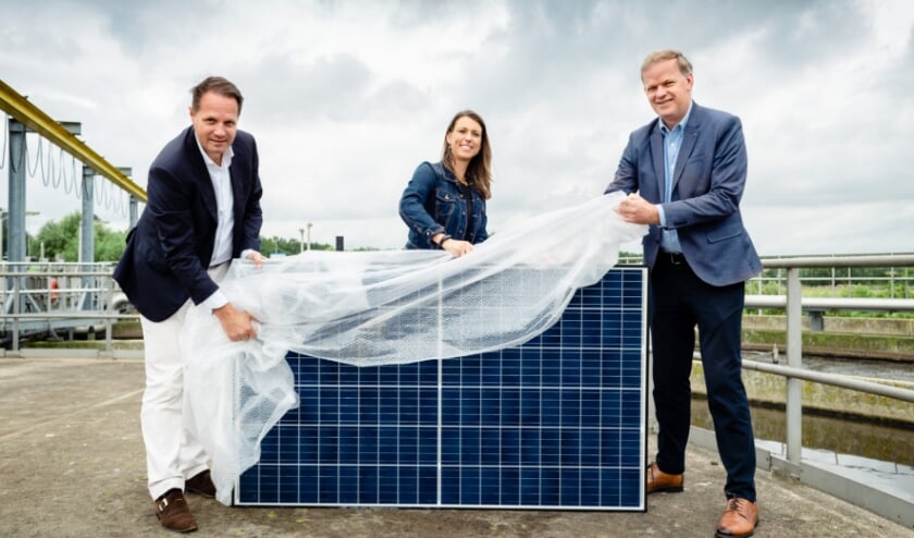 Arjan ten Elshof (HVC), Tanja de Jonge (gemeente Barendrecht) en Leo Stehouwer (waterschap Hollandse Delta) met op de achtergrond de locatie voor het zonnepark.