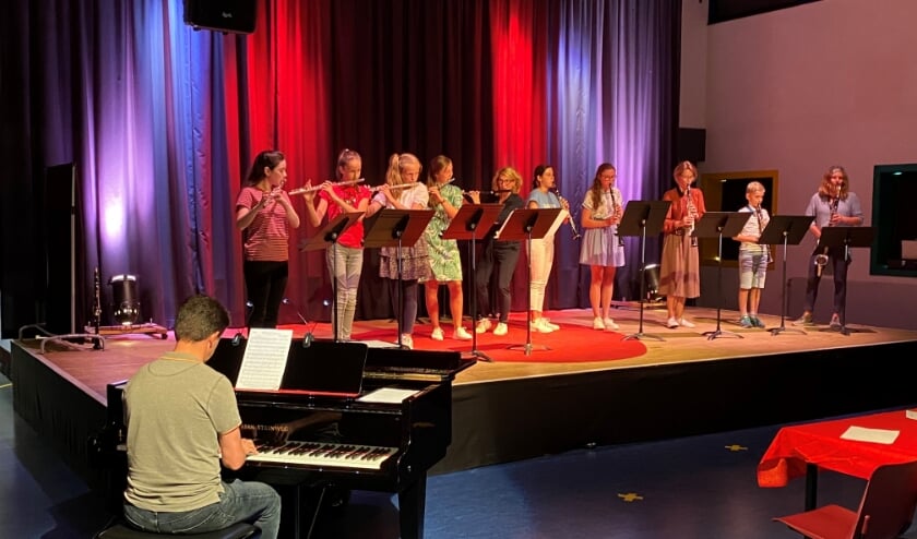 Hanneke Meijer en Monique Kruijdenberg met hun dwarsfluit- en klarinetleerlingen met Dirk Jan Versendaal aan de piano (foto Wim Soeters).
