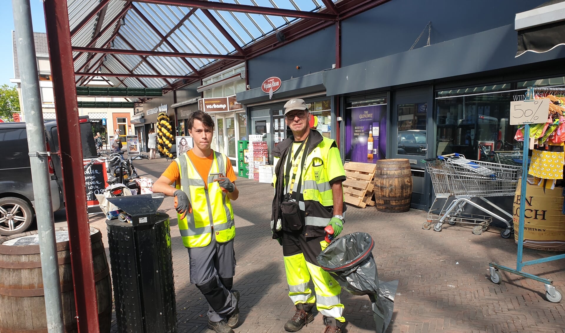 Joey en Arie in het winkelcentrum van Rhoon.