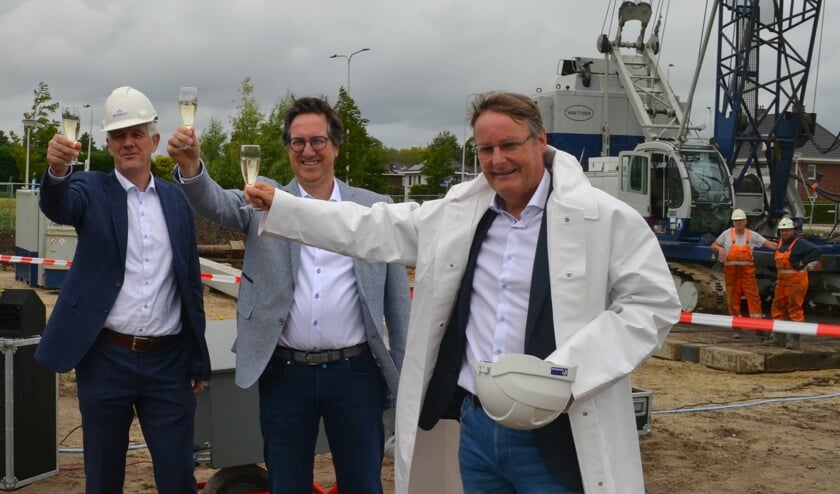 Hans Boogert, Luuk de Pagter en wethouder Peter Luijendijk bij het slaan van de eerste paal.