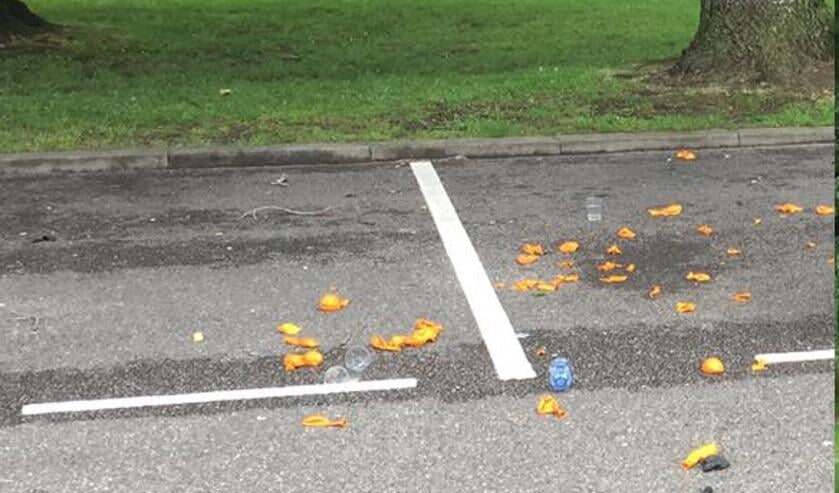 Op straat achtergelaten ballonnetjes na gebruik van lachgas