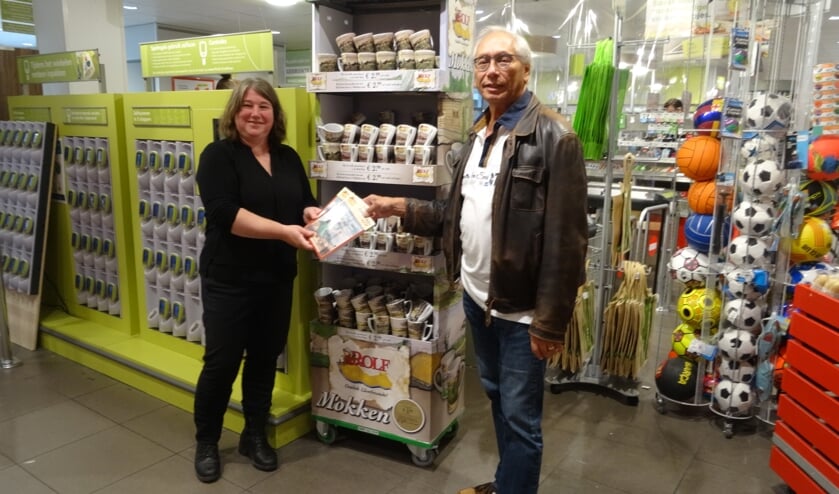 Bij drie supermarkten in Albrandswaard worden de Rolf-mokken verkocht. Foto Plus Hofland.