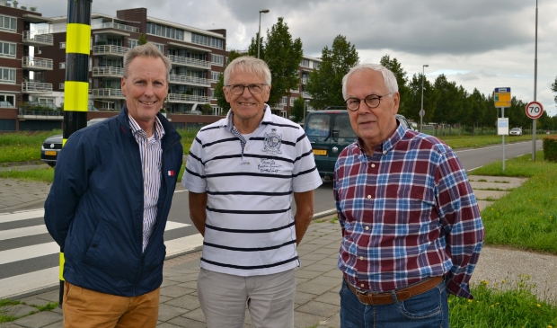 Joep Hompus, Ben Engelen en Leo Harms op de rotonde bij De Kleine Duiker.