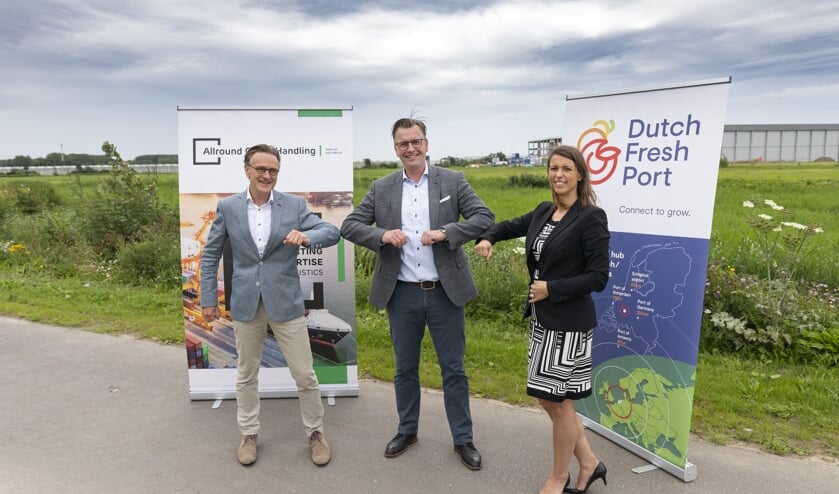 Gert-Jan Metselaar, directeur GRNR, Edwin Roos, directeur NRX Vastgoed B.V. en Tanja de Jonge, vice-voorzitter van de GRNR bekrachtigen de verkoop met een corona-proof elleboog-gebaar in plaats van handenschudden. Zij staan voor het perceel van 4,1 ha waar NXR Vastgoed B.V. begin augustus gaat starten met de eerste bouwactiviteiten.