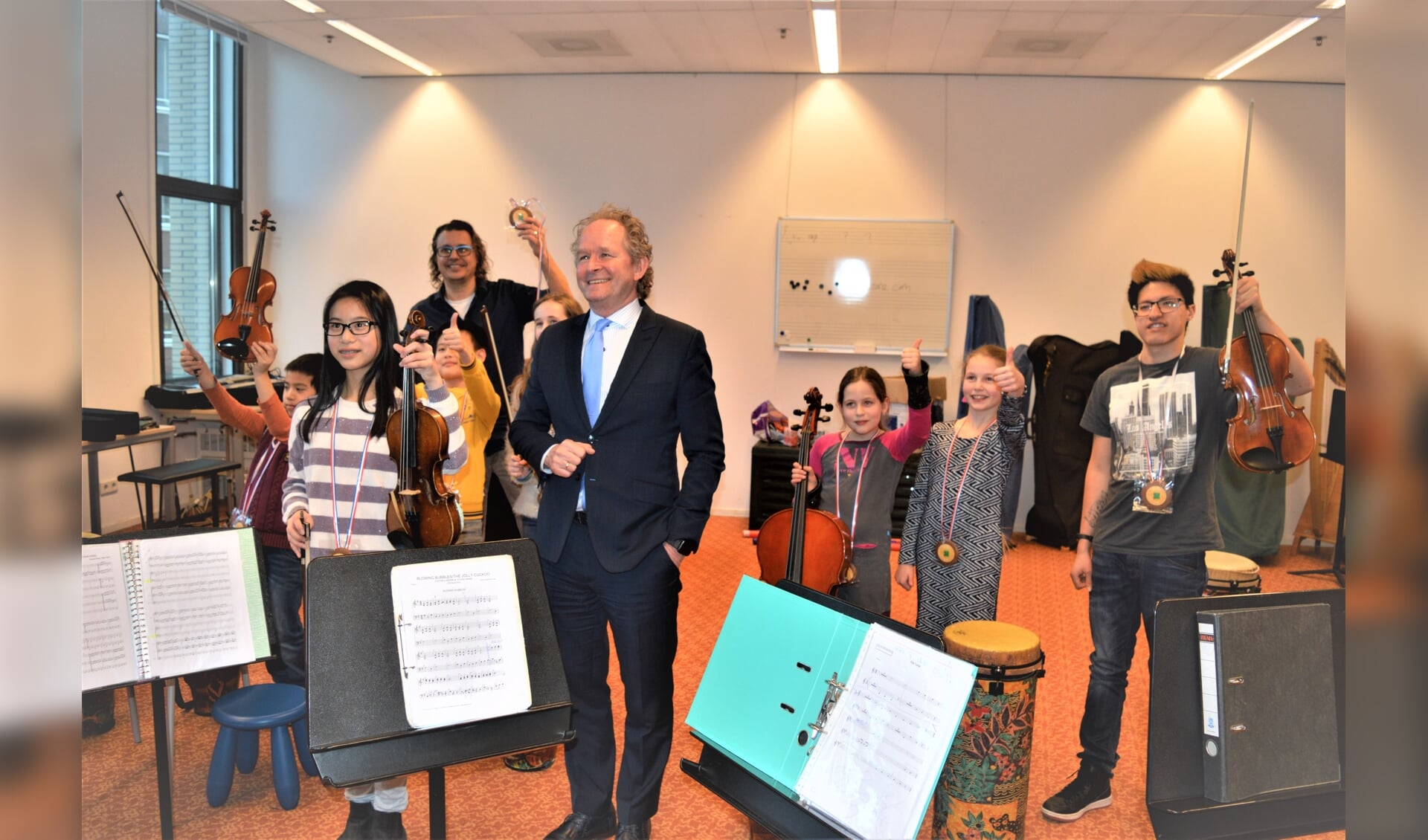 Wethouder Japenga eerder dit jaar een repetitie van het jeugdorkest