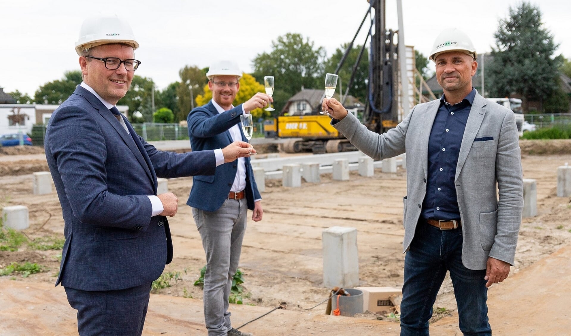 Wethouder Marco Oosterwijk, Jan Martinu (Herkon) en Richard Revier (Herkon) proosten op de start van de bouw. 
