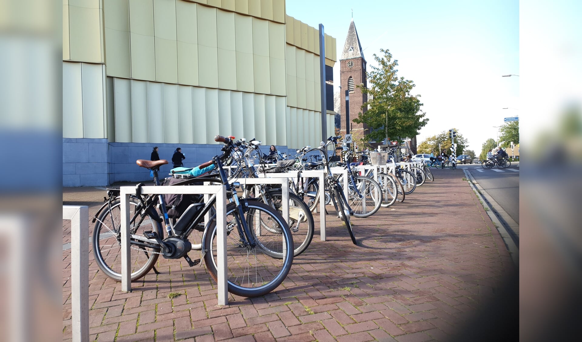 Voor het stallen van fietsen zijn bij Het Kruispunt nieuwe beugels geplaatst.