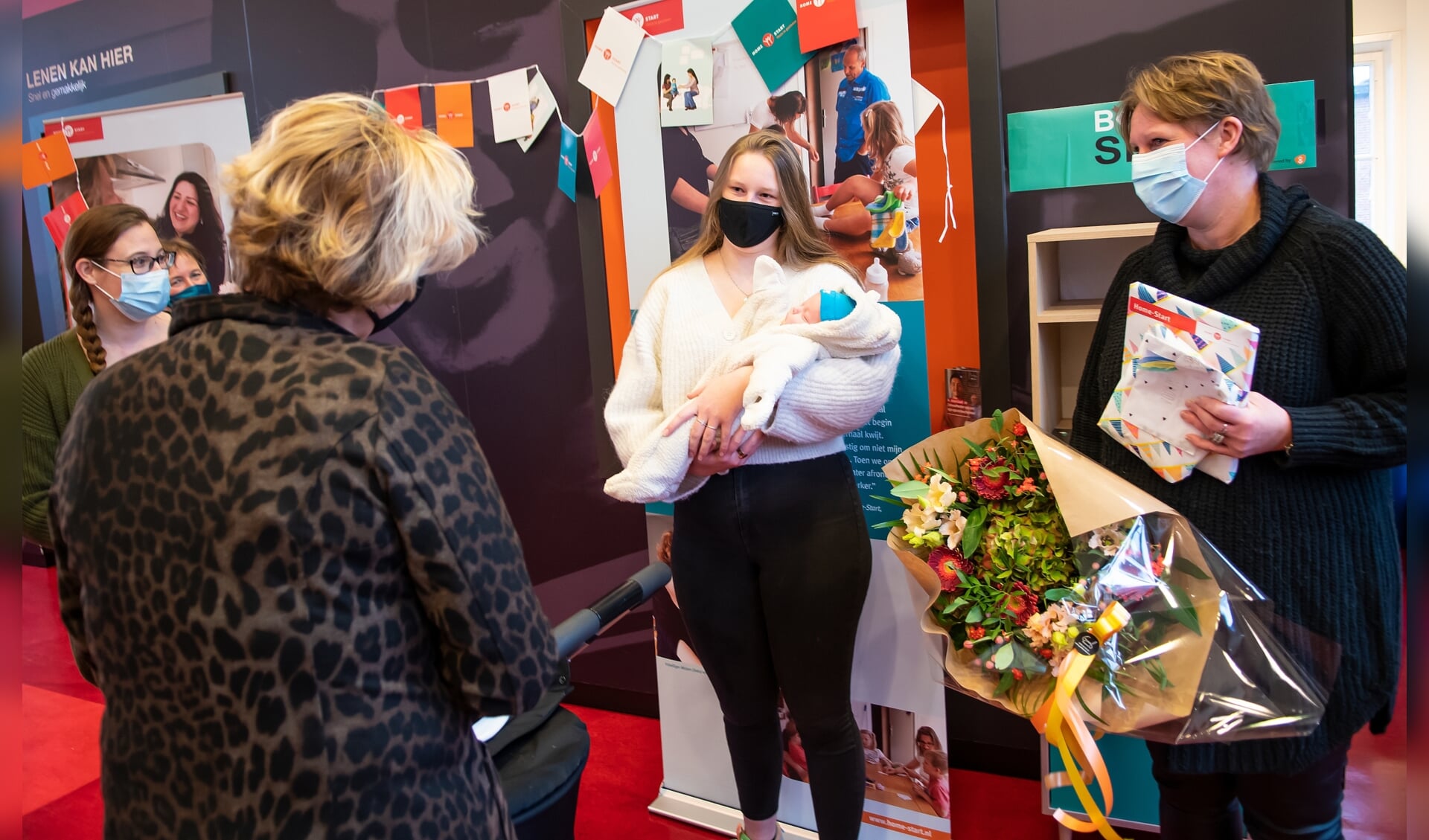 Het vijftigduizendste Home-Startgezin werd verrast met bloemen en een leuk cadeau. (Foto: Home-Start / Anjo de Haan) 