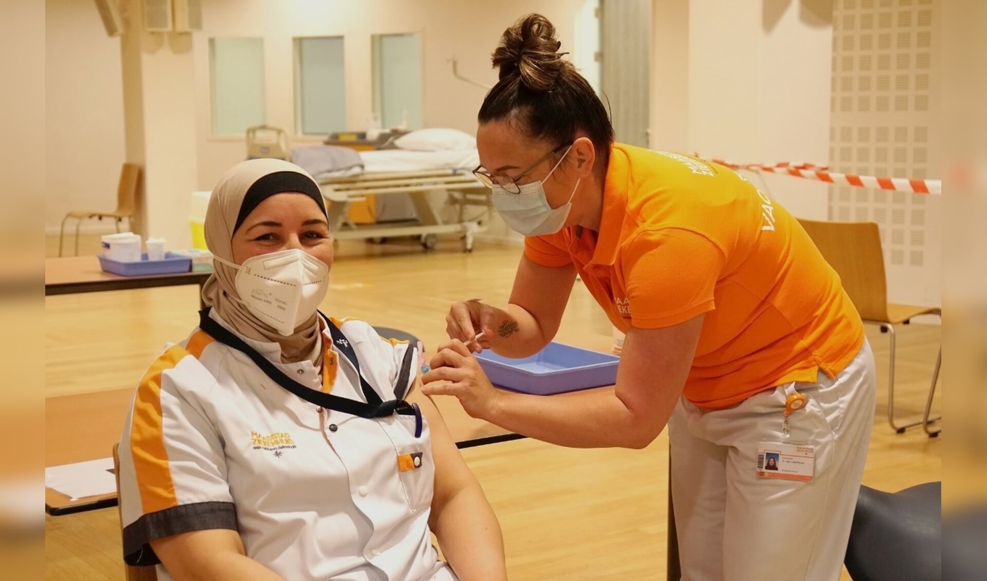 IC-verpleegkundige krijgt de eerste vaccinatie in het Maasstad Ziekenhuis. (foto: Maasstad Ziekenhuis) 