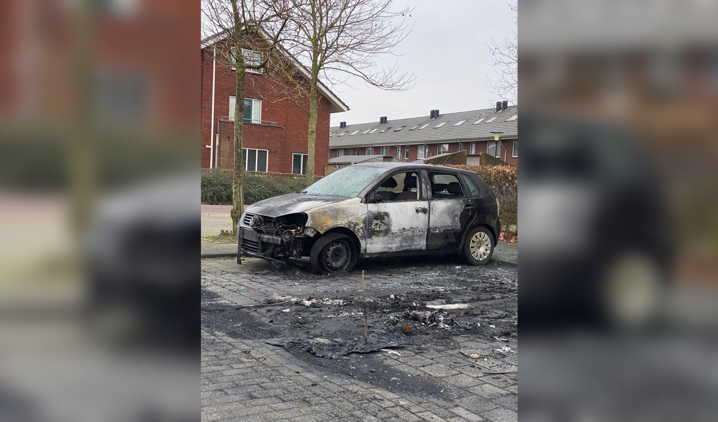 Bij de brand werden ook andere geparkeerde auto's beschadigd. 