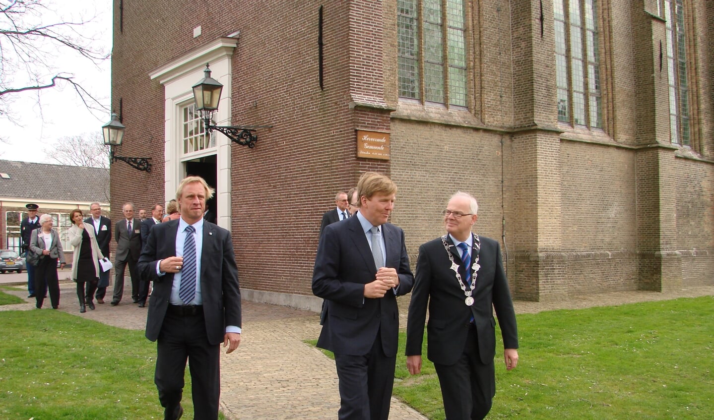 Burgemeester Jan van Belzen met (toen nog) kroonprins Willem-Alexander in maart 2012.