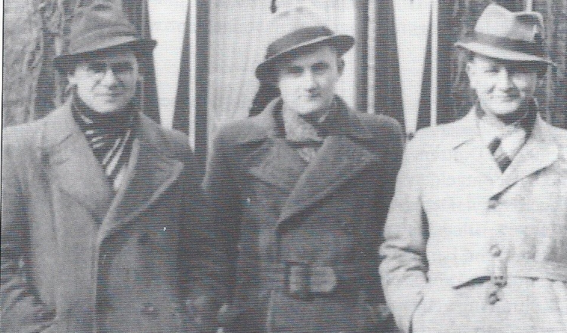Deze drie mannen zijn leerkrachten van de Kerkwegschool in 1944, v.l.n.r. B. Buddingh, W.L. Eijkelenboom en C.J. van Rijsbergen. 