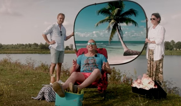 <p>Chillen aan het water van het bouwdok met Lennart van der Linden, Ruben van der Leer en Miranda Mes. Het beeld komt uit de video van EVB.</p>