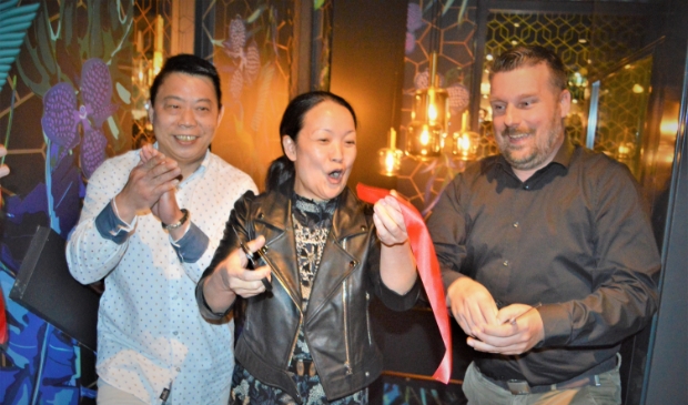 <p>Wethouder Henk van Os hanteerde met Xiu Li Ye en Long Qin Zhou de schaar</p>
