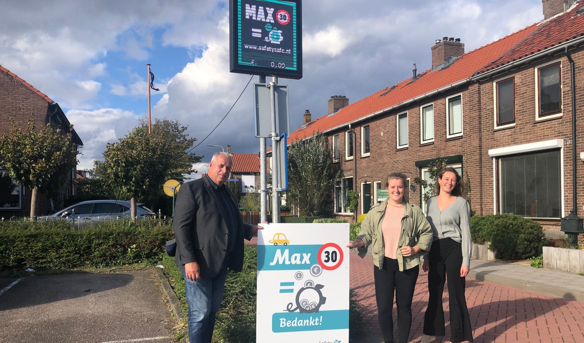 Wethouder Martijn van Heezen met Eline Vis en Hedwig Dijkstra.