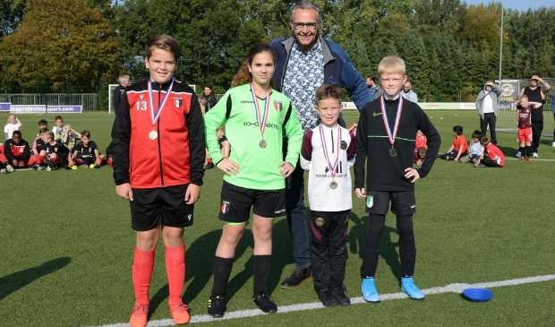 <p>Jan Snijder met de winnaars bij de pupillen: Jeremy Kingma, Elin Jacobs, Jaivey Vlap en Kasey van Driel</p>