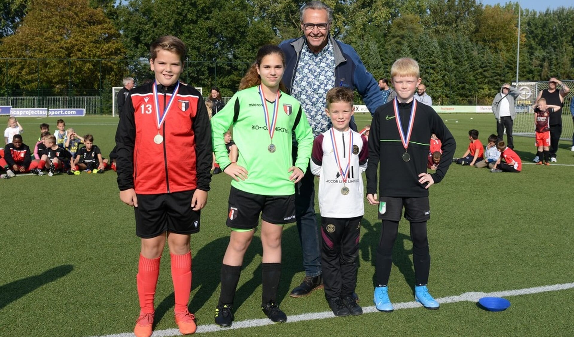 Jan Snijder met de winnaars bij de pupillen: Jeremy Kingma, Elin Jacobs, Jaivey Vlap en Kasey van Driel