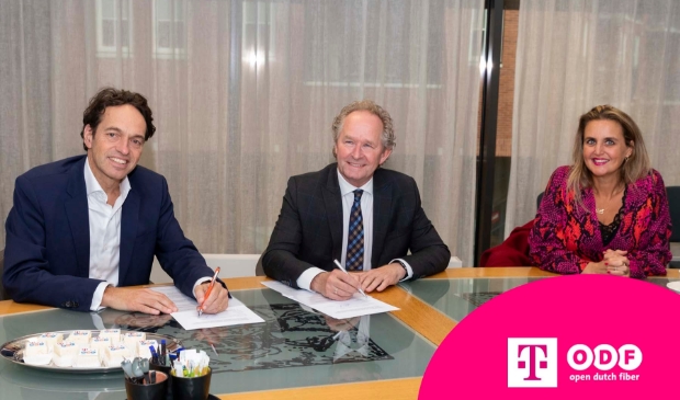<p>Wethouder Marten Japenga (midden) tekende de overeenkomst voor glasvezel met Tisha van Lammeren, directeur Consumentenmarkt T-Mobile en Floris van den Broek, Co-CEO van Open Dutch Fiber. </p>