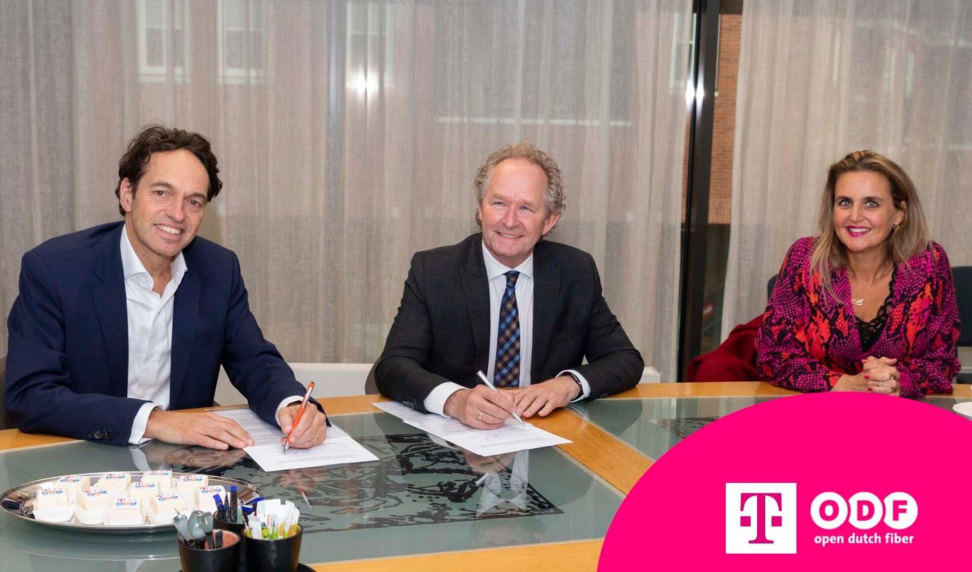 Wethouder Marten Japenga (midden) tekende de overeenkomst voor glasvezel met Tisha van Lammeren, directeur Consumentenmarkt T-Mobile en Floris van den Broek, Co-CEO van Open Dutch Fiber. 