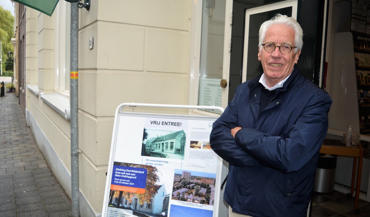 Jan Verhoeven bij de entree van de Oudheidkamer