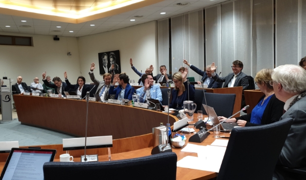 <p>Alleen de handen van EVB gaan omhoog bij de eigen moties over veiligheid. </p>