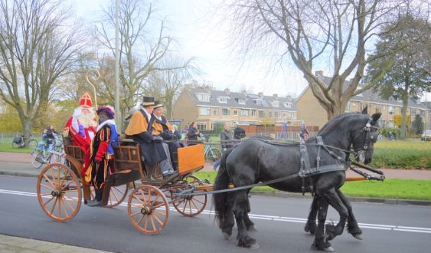 <p>Sinterklaas stapt zaterdag 20 november in een rijtuig voor een optocht door Ridderkerk</p> 