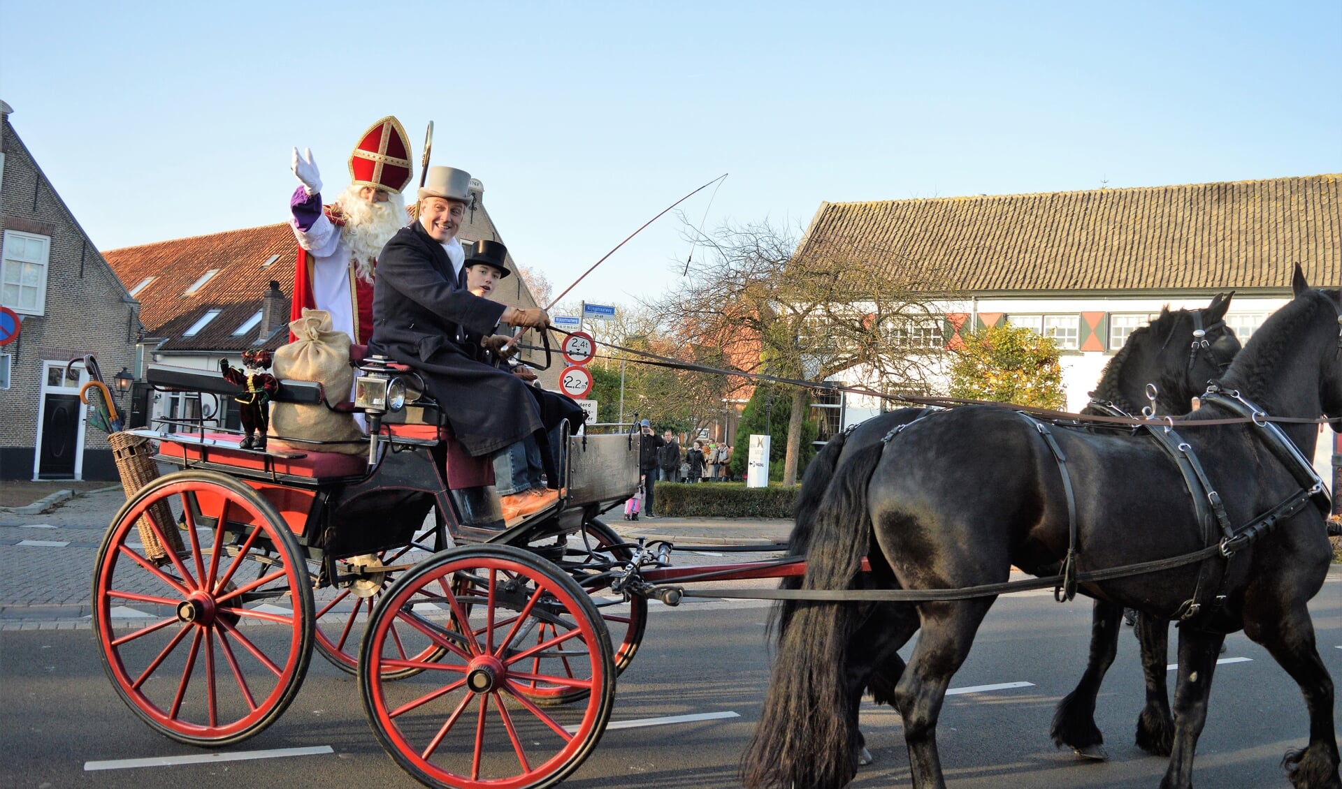 Na van boord te zijn gestapt maakt Sinterklaas een rijtoer door Rijsoord