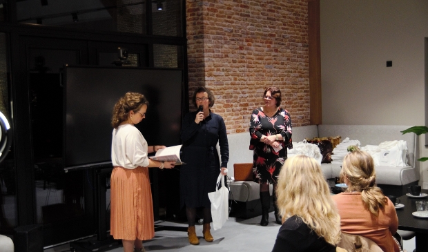<p>Marieke Kwakernaak overhandigde zelf het eerste exemplaar</p>