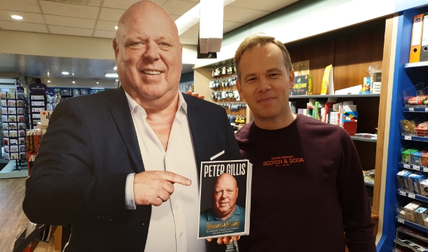 <p>Boekhandelaar Mark Snoek en (de kartonnen) Peter Gillis.</p>