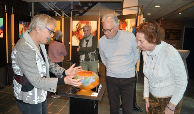 <p>Thea Figee geeft een toelichting op haar werk</p>