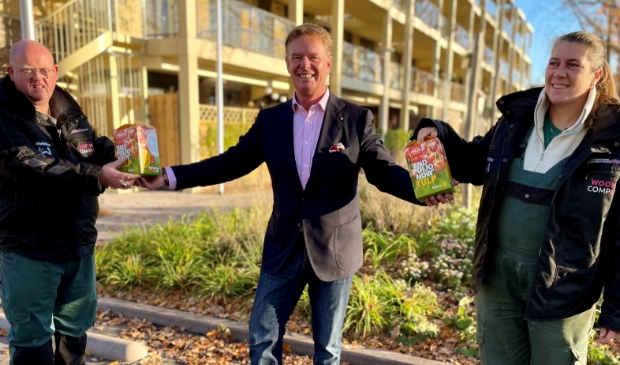<p>Rotaryvoorzitter Chris Suiker overhandigde de bloembollen aan twee buurttuiniers</p>
