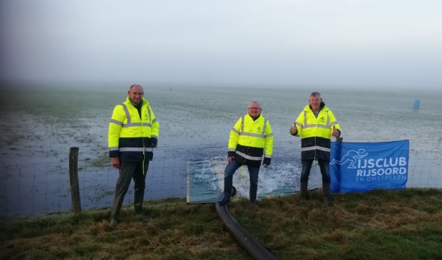 <p>Bestuursleden van de ijsclub brachten weer water op de baan</p>