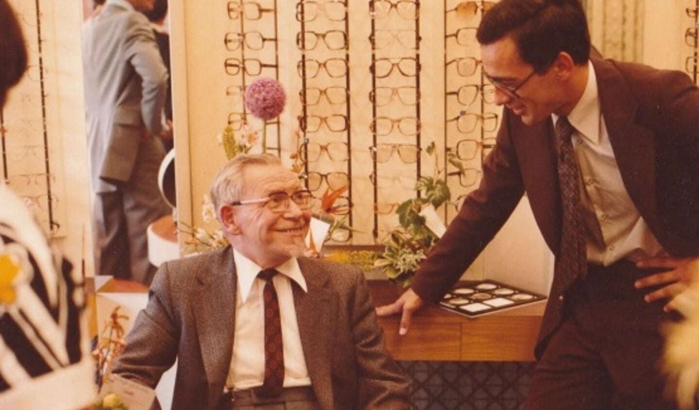 Oud-eigenaar J.A. Verhoek en bedrijfsleider Piet van der Wel in de jaren zeventig..