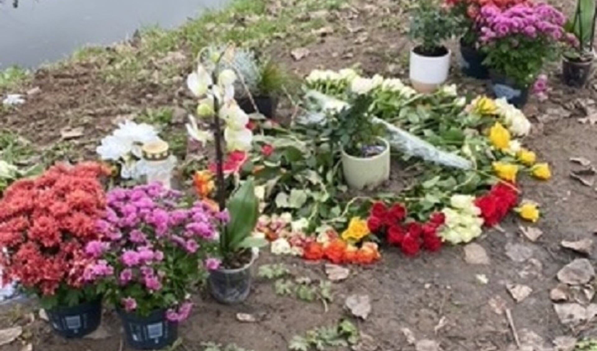 Op de plek van het ongeval zijn bloemen gelegd.
