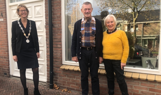 <p>Felicitaties van de burgemeester voor echtpaar Groenenboom.</p>