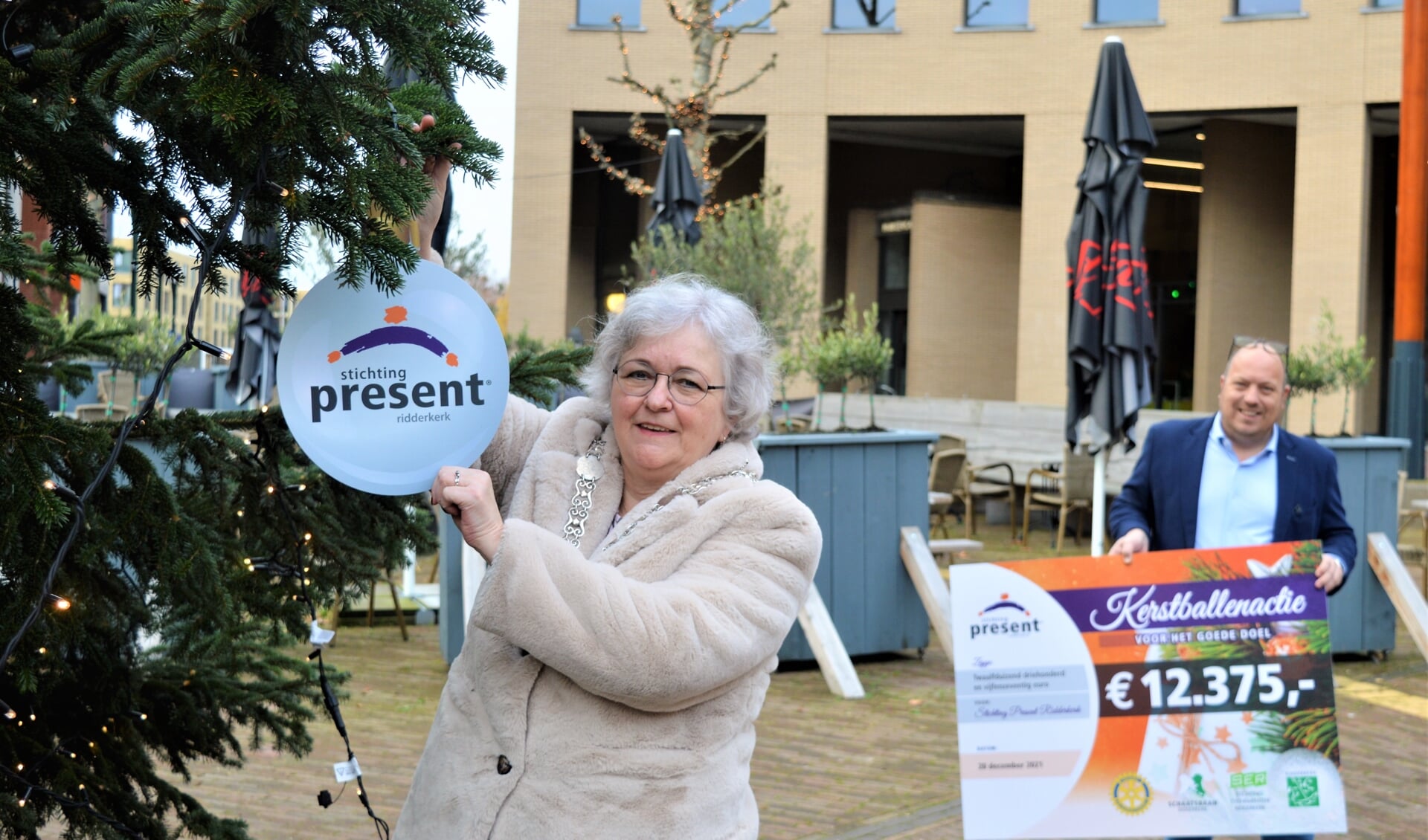 Burgemeester Anny Attema hing de eerste kerstbal in de boom